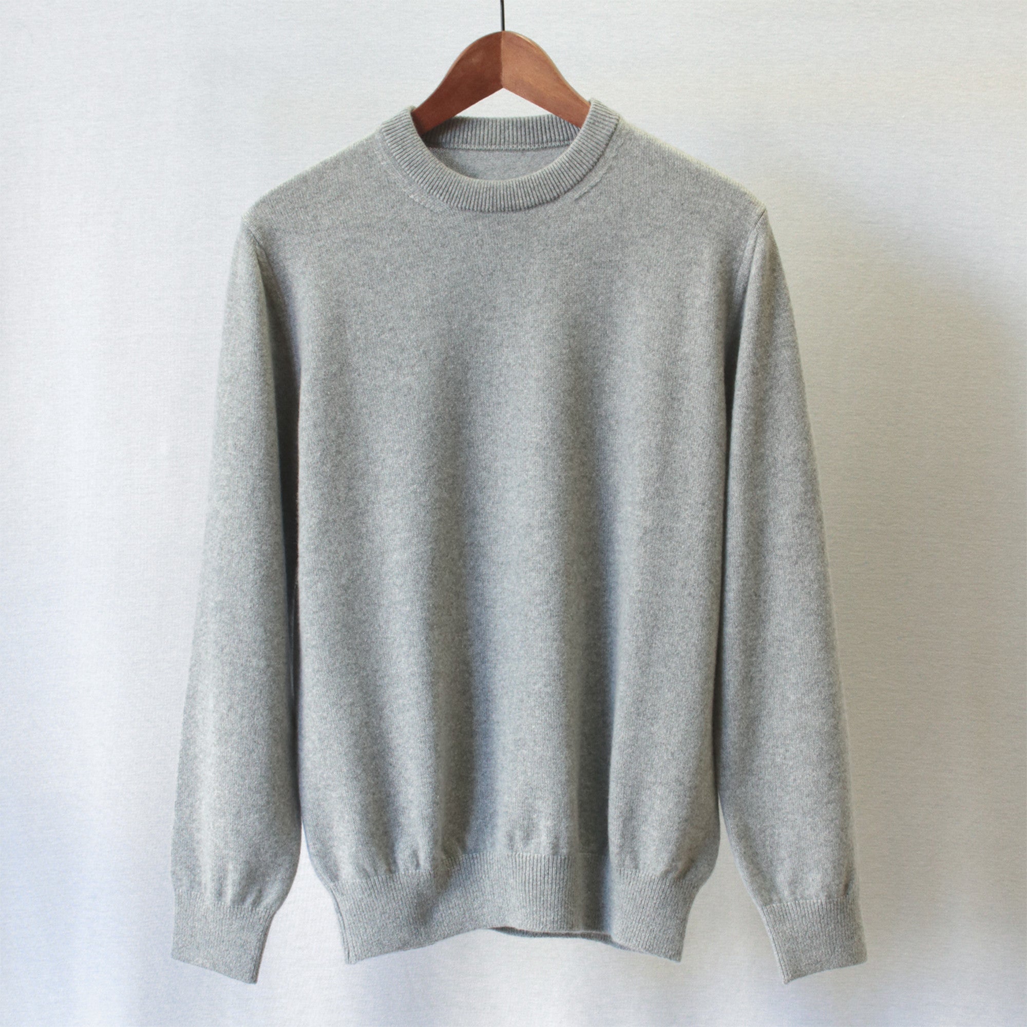 希少なベビーカシミヤを使用したクルーネックニット