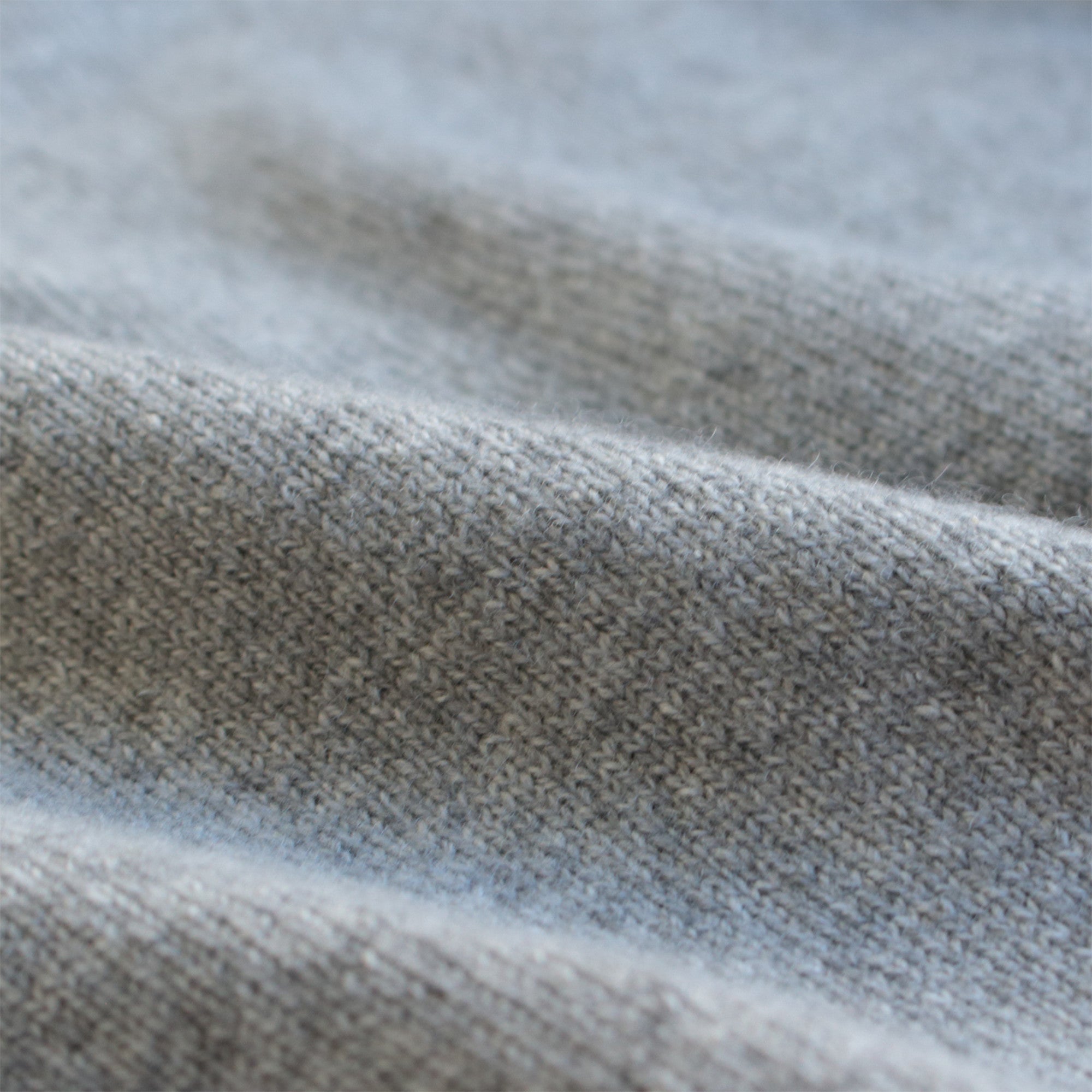 希少なベビーカシミヤを使用した生地の風合い