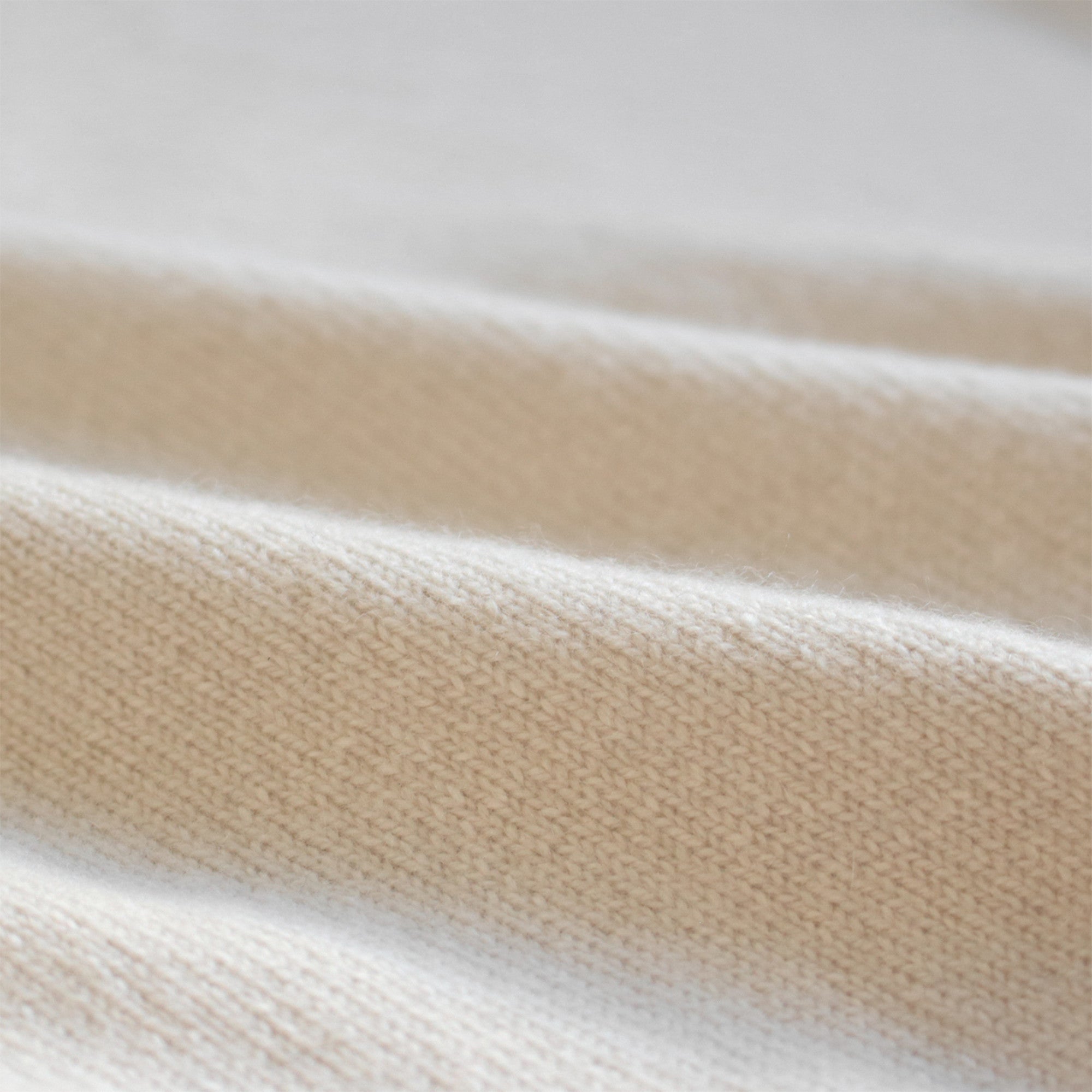 希少なベビーカシミヤを使用した生地の風合い