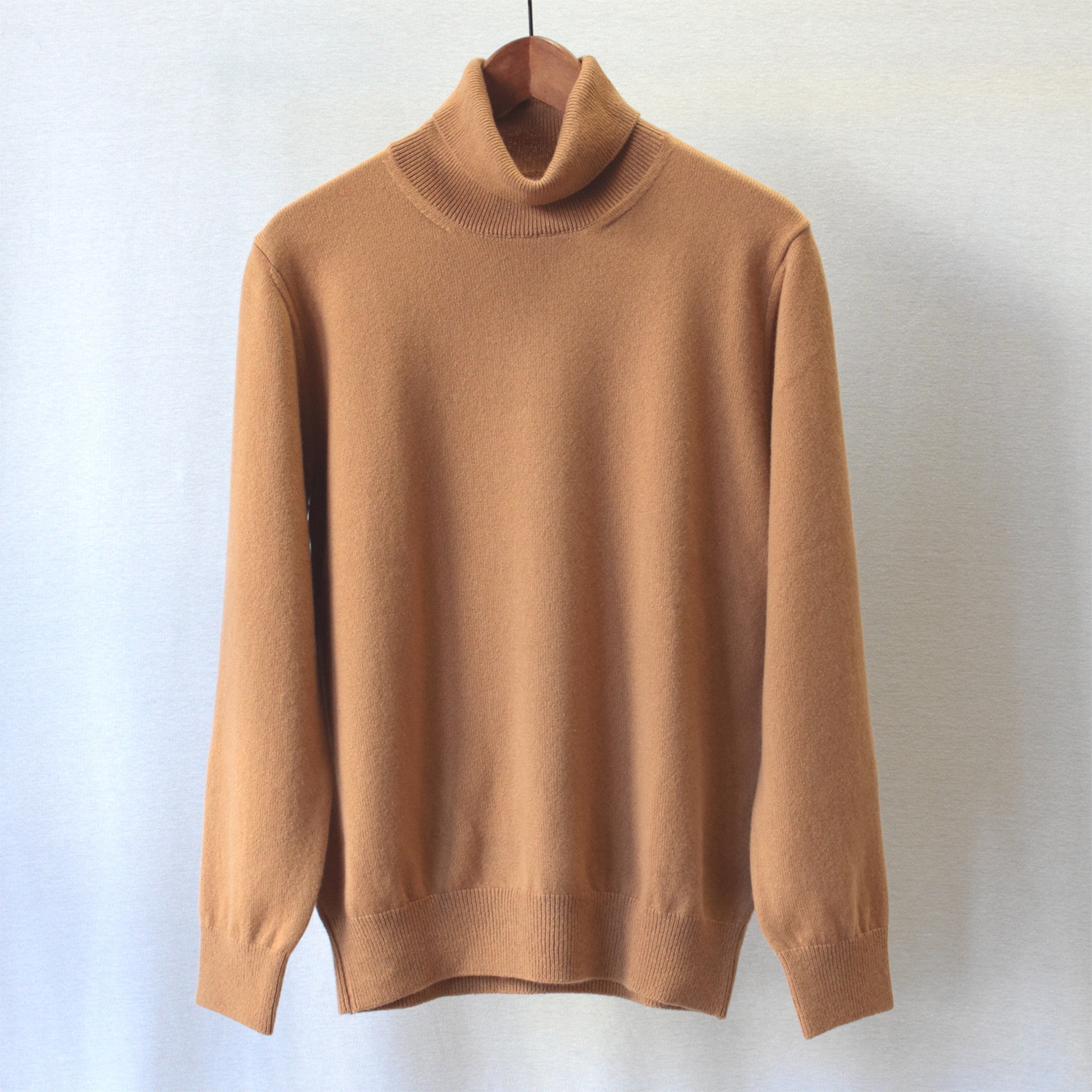 希少なベビーカシミヤを使用したタートルネックセーター