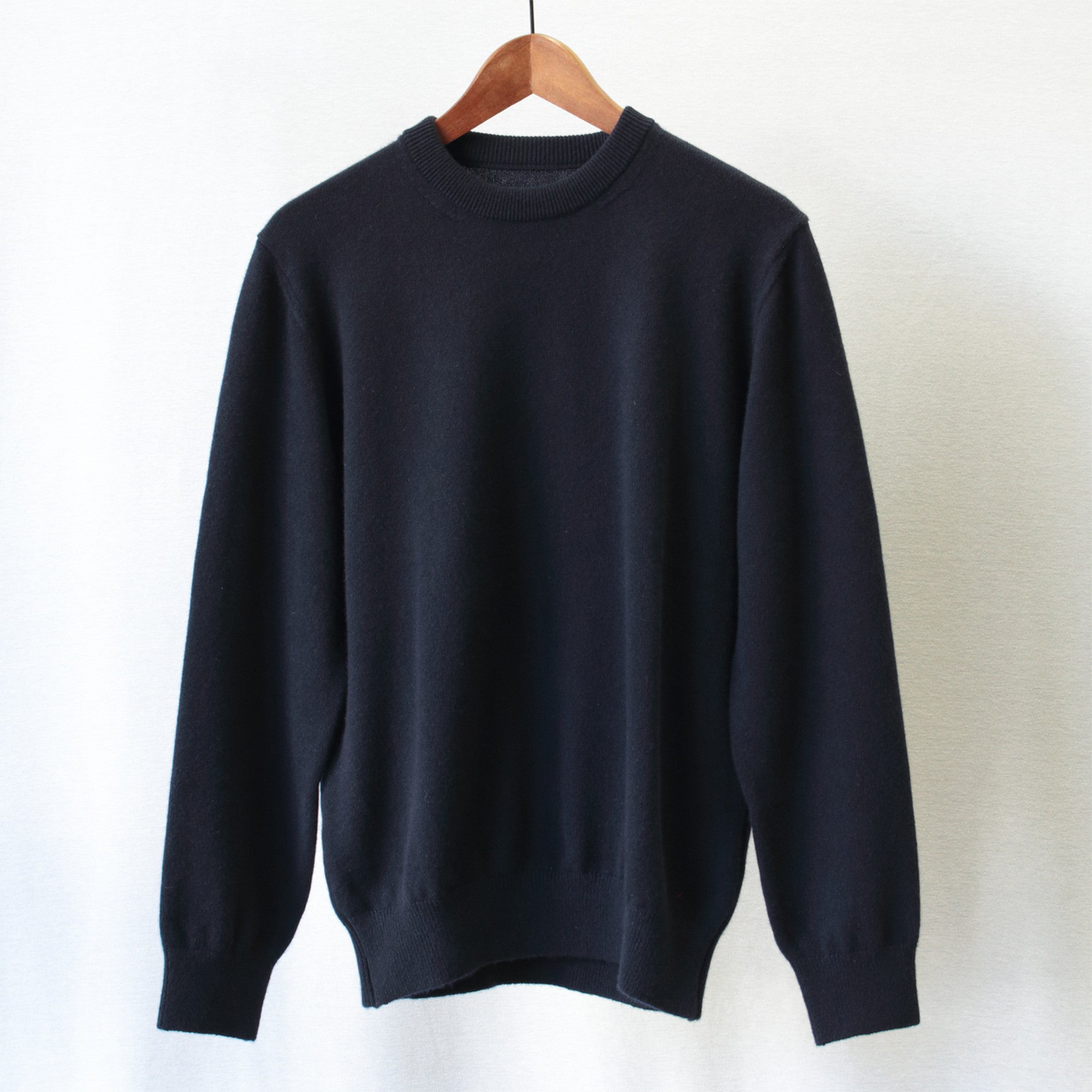 希少なベビーカシミヤを使用したクルーネックニット