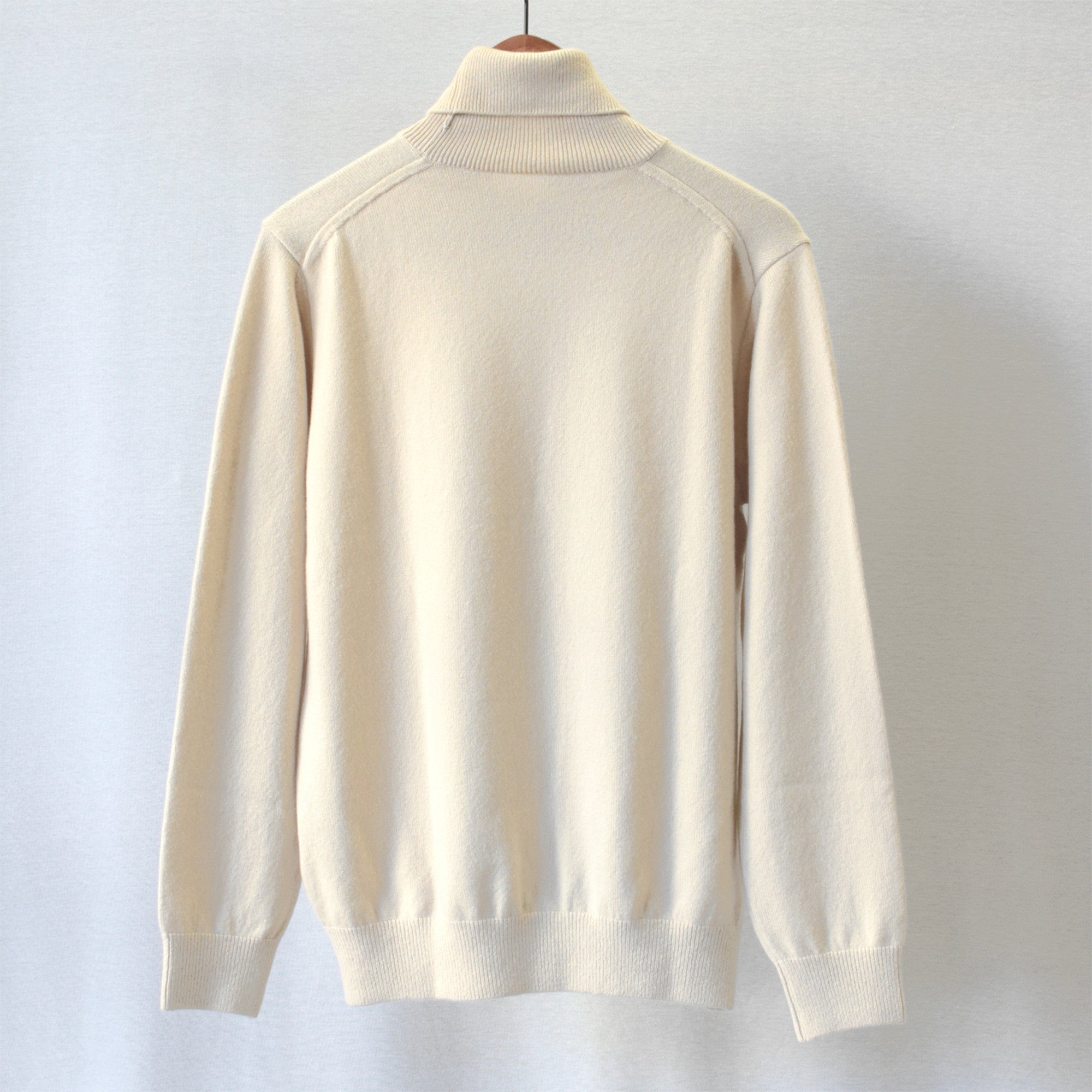 希少なベビーカシミヤを使用したタートルネックセーター