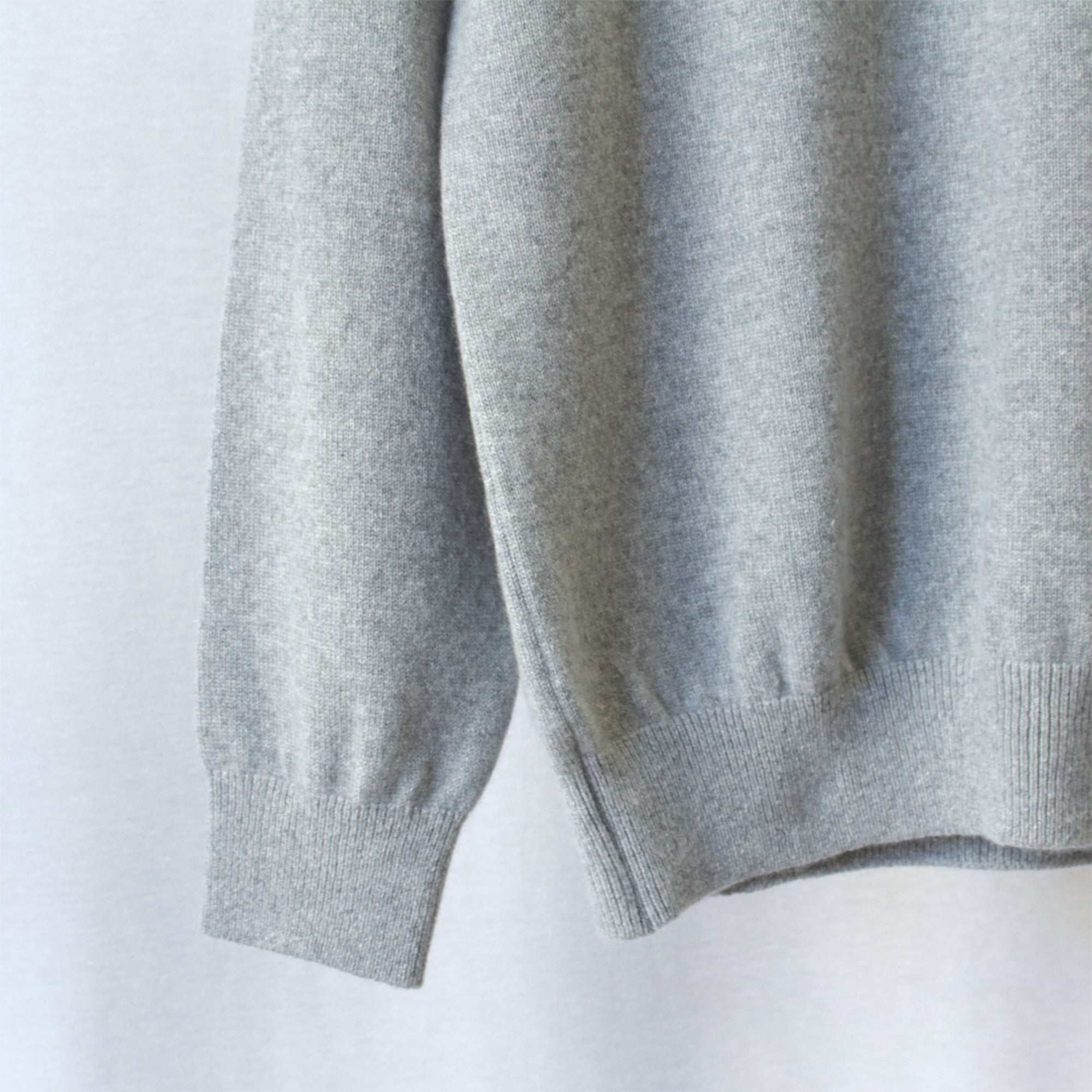 希少なベビーカシミヤを使用したタートルネックセーター