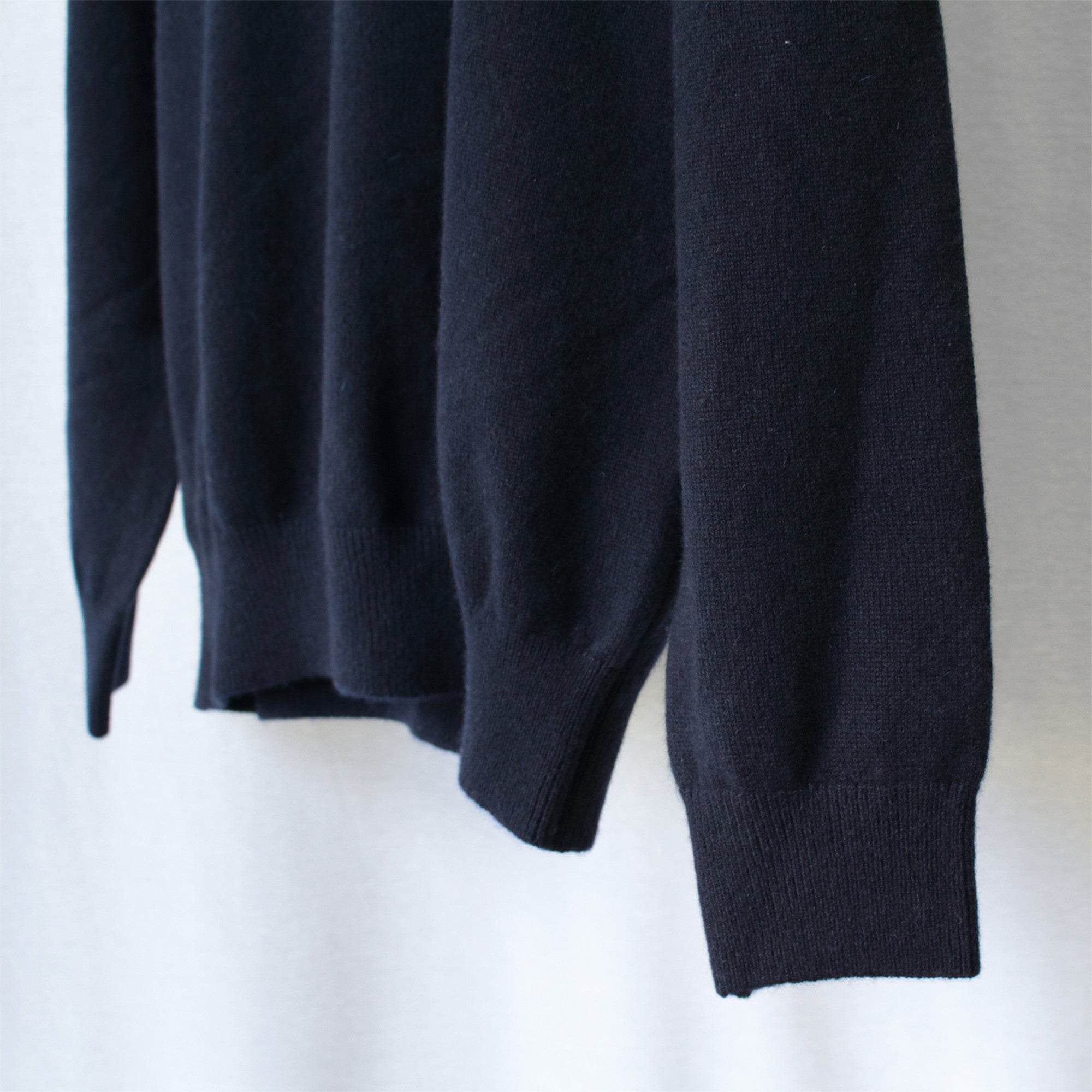 希少なベビーカシミヤを使用したクルーネックニット