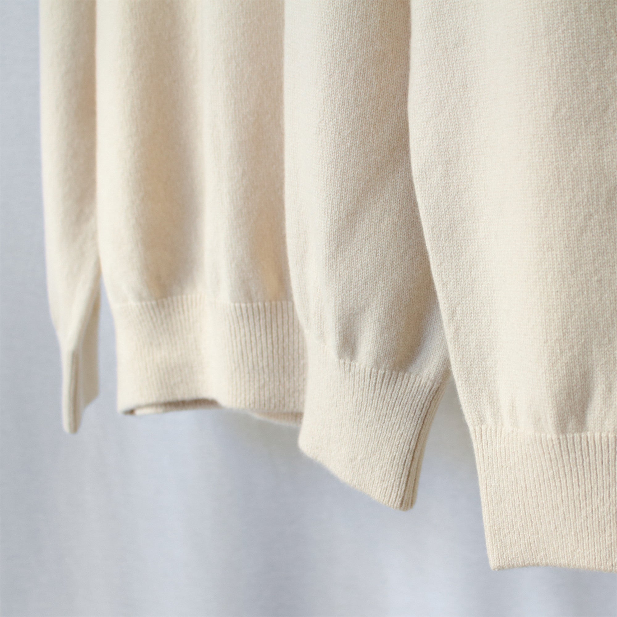 希少なベビーカシミヤを使用したタートルネックセーター