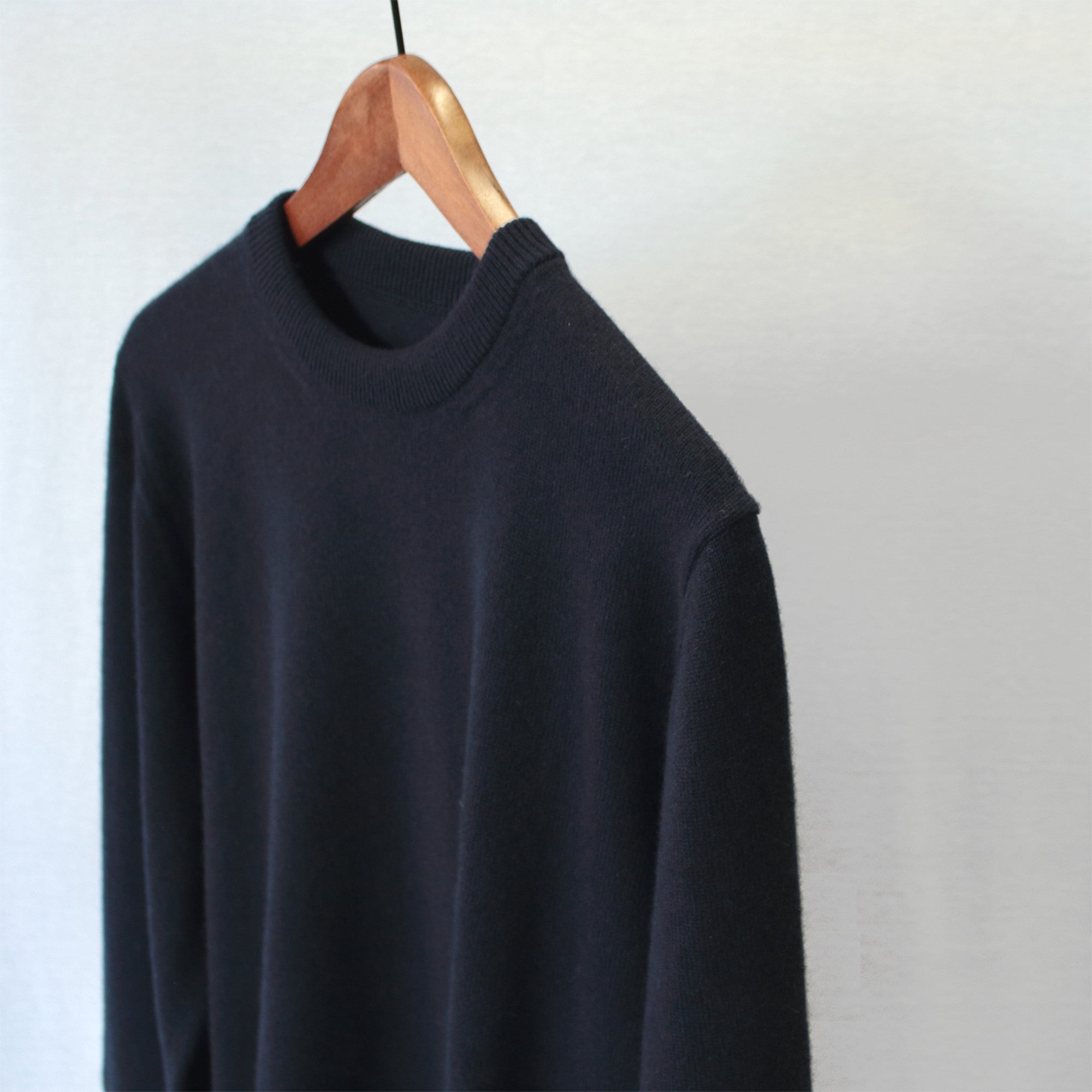 希少なベビーカシミヤを使用したクルーネックニット