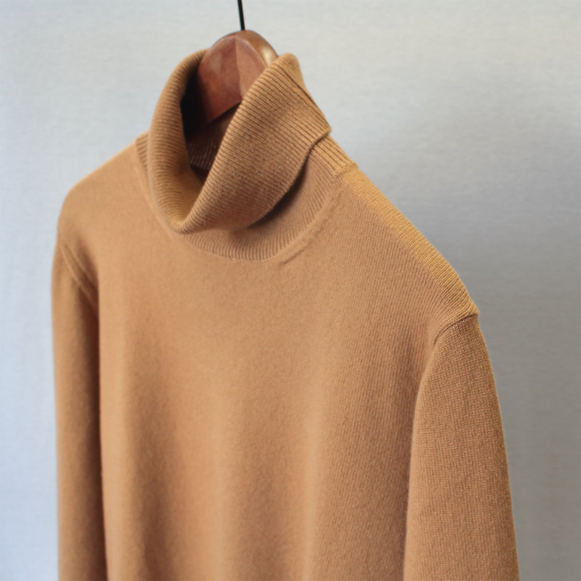 希少なベビーカシミヤを使用したタートルネックセーター