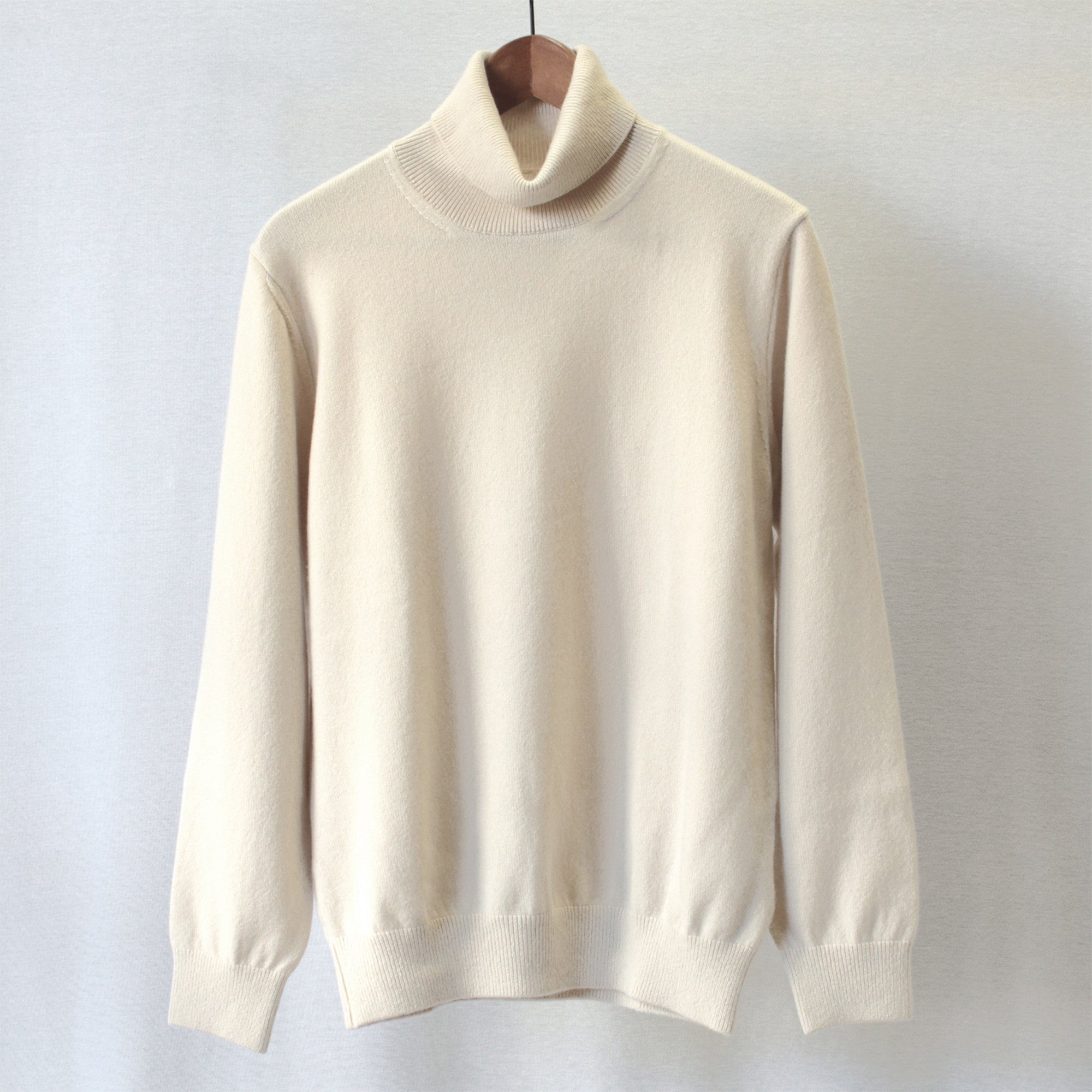 希少なベビーカシミヤを使用したタートルネックセーター