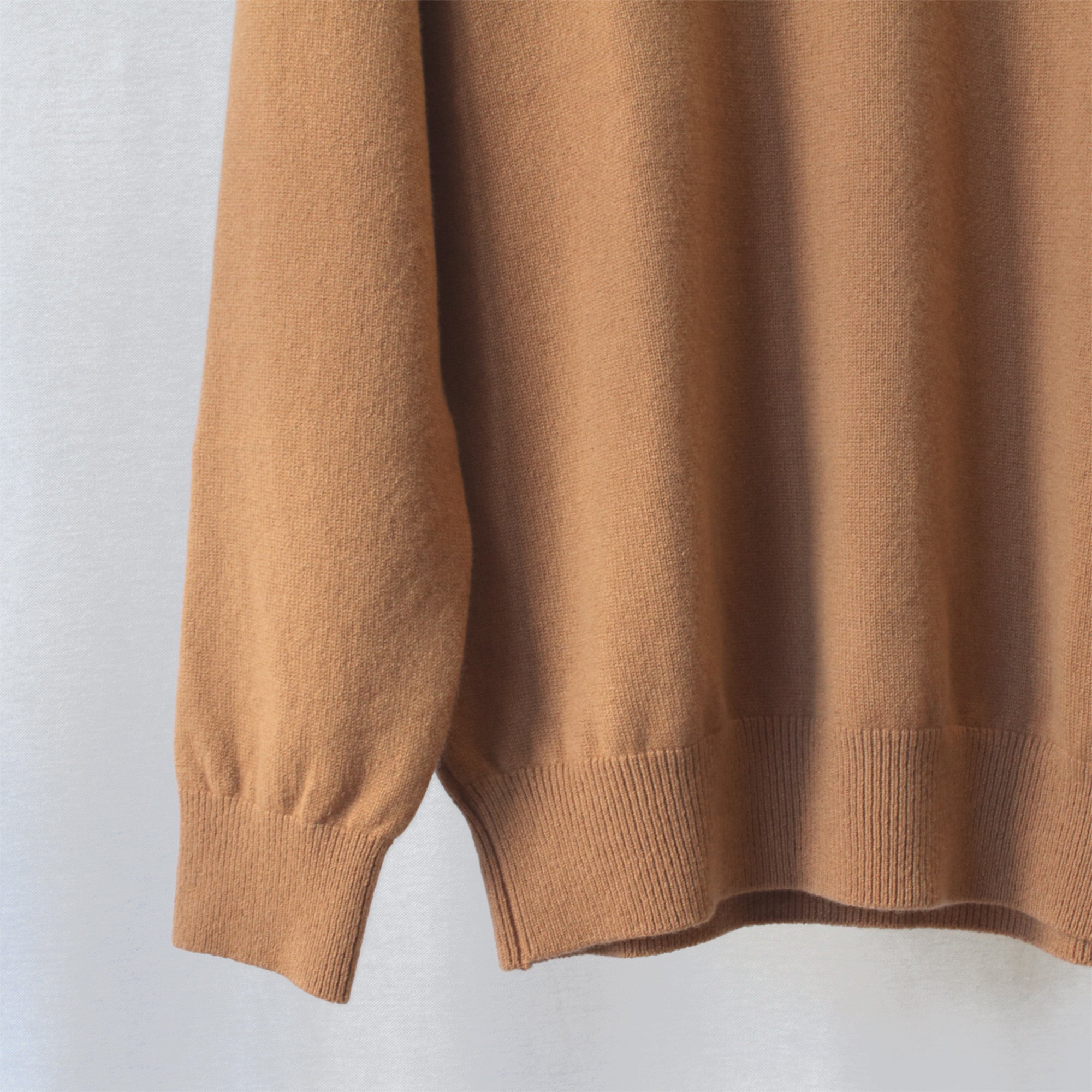 希少なベビーカシミヤを使用したクルーネックニット