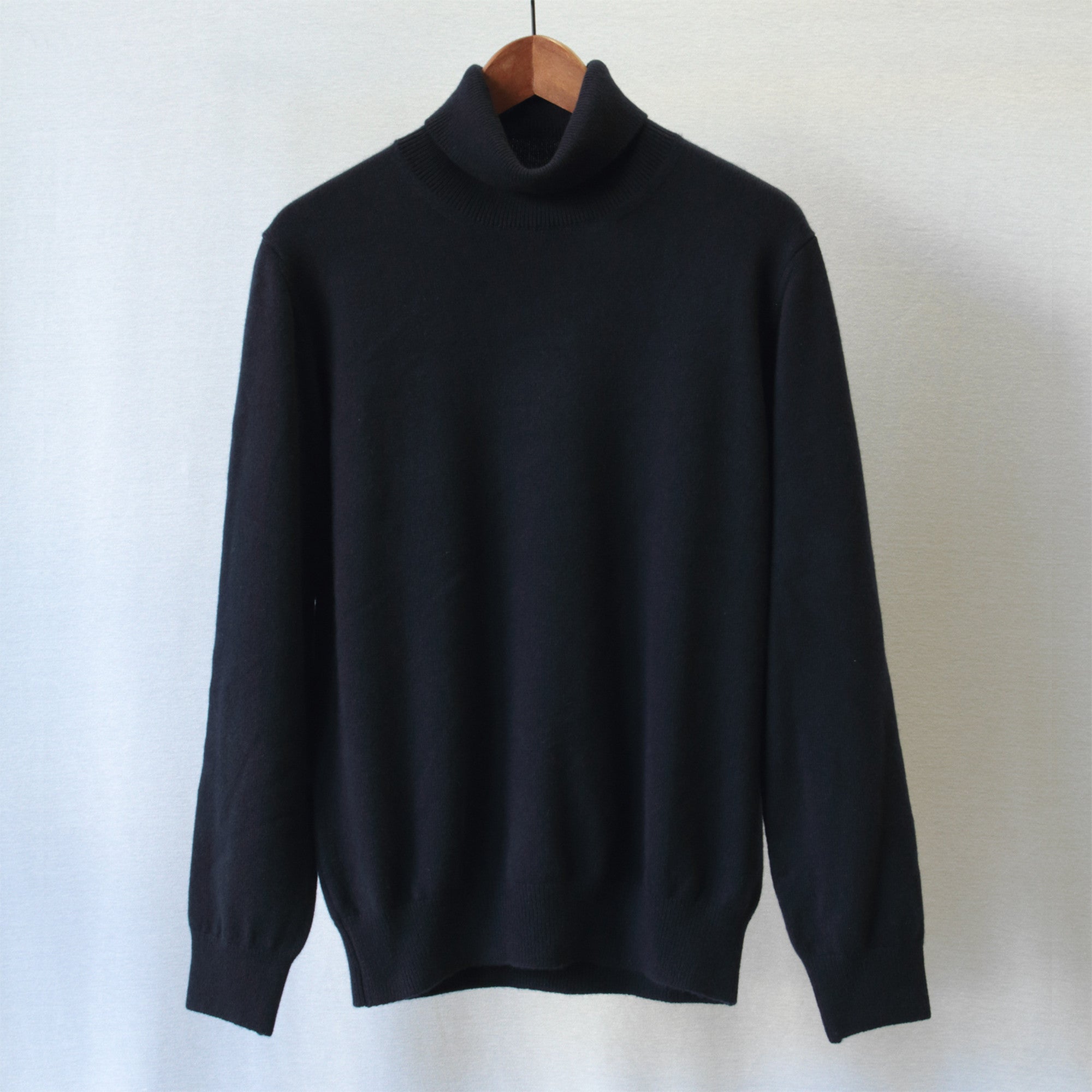 希少なベビーカシミヤを使用したタートルネックセーター