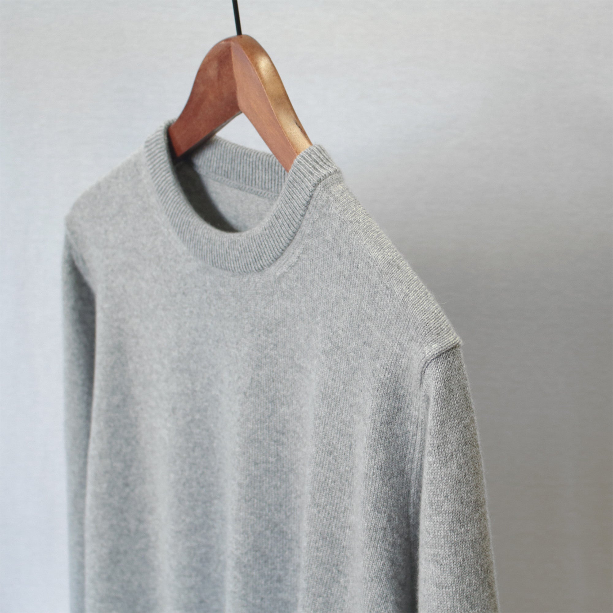 希少なベビーカシミヤを使用したクルーネックニット