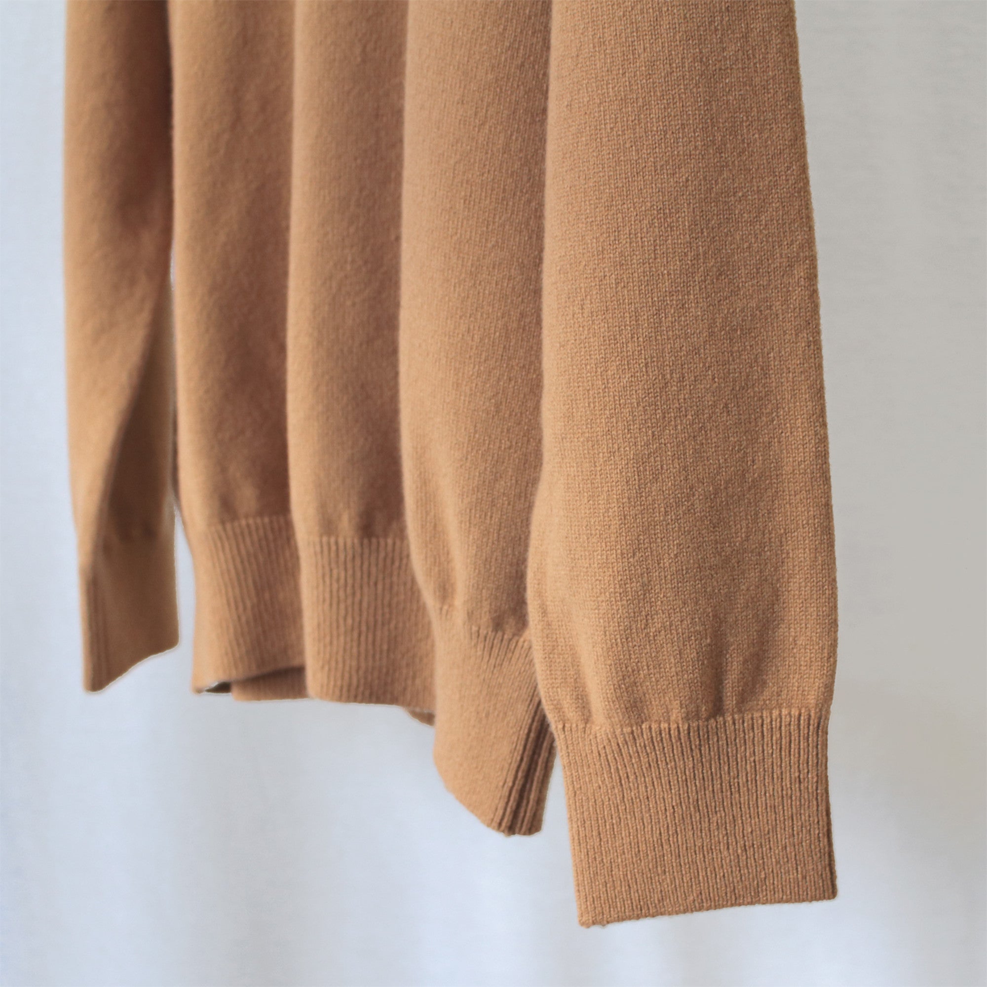 希少なベビーカシミヤを使用したクルーネックニット