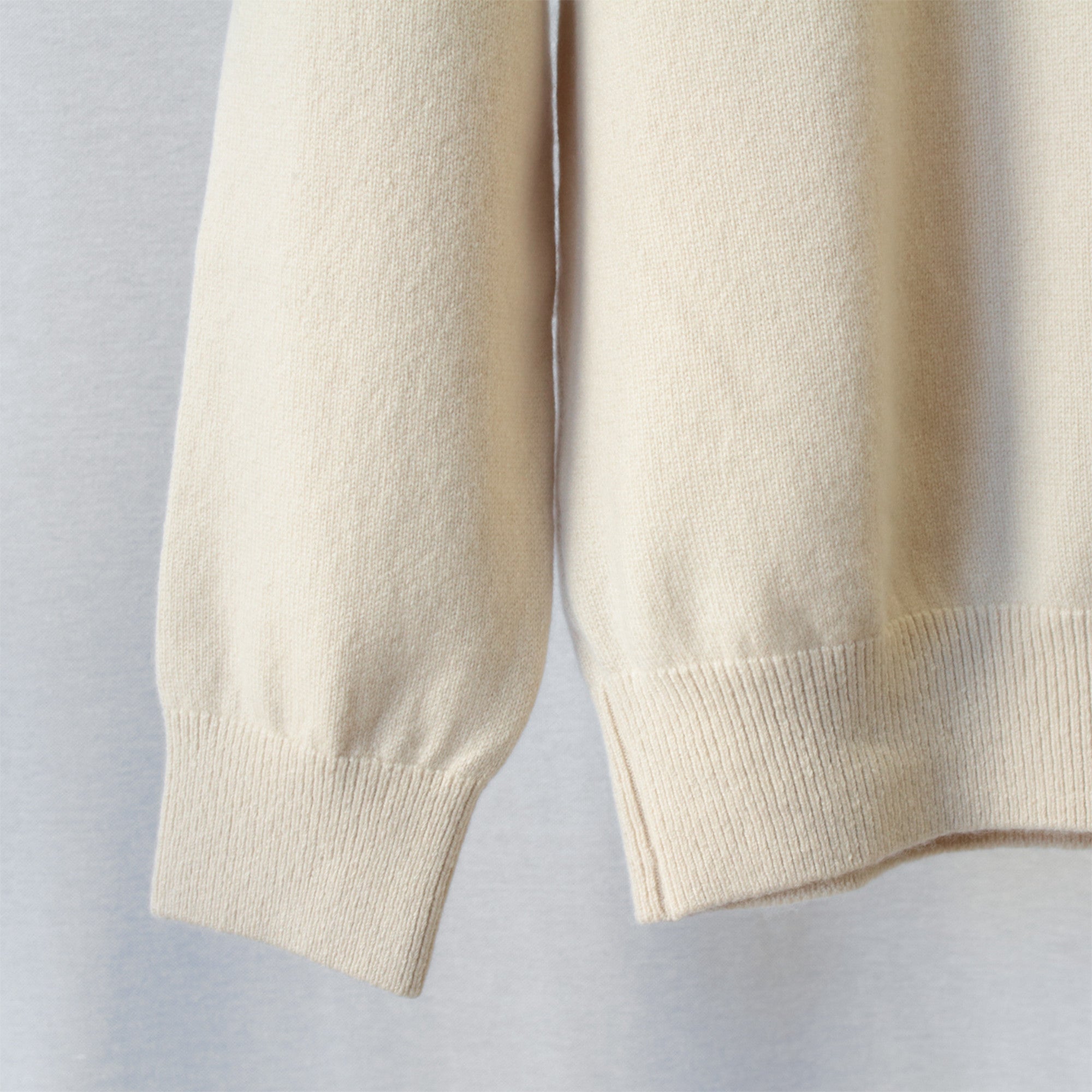 希少なベビーカシミヤを使用したタートルネックセーター