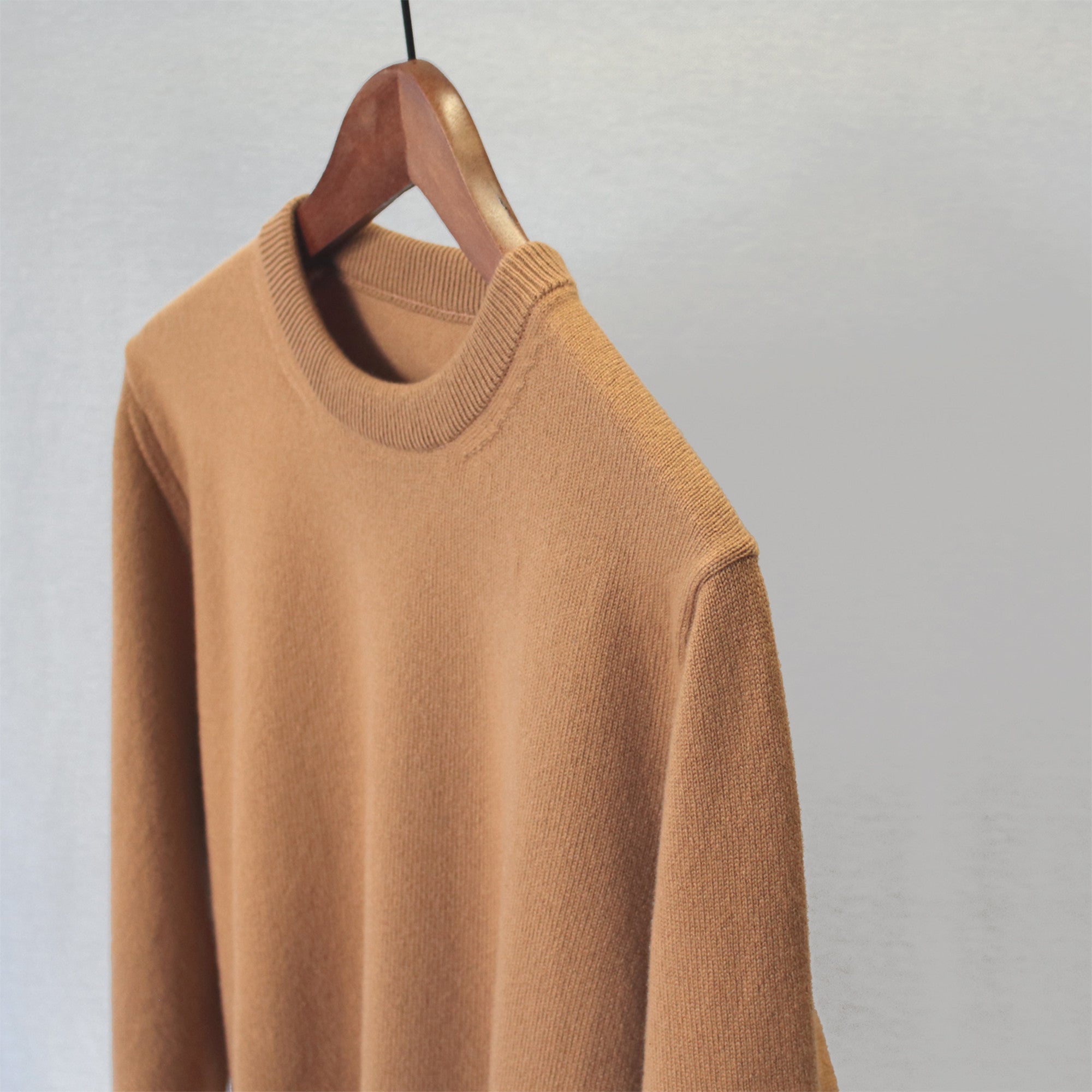 希少なベビーカシミヤを使用したクルーネックニット