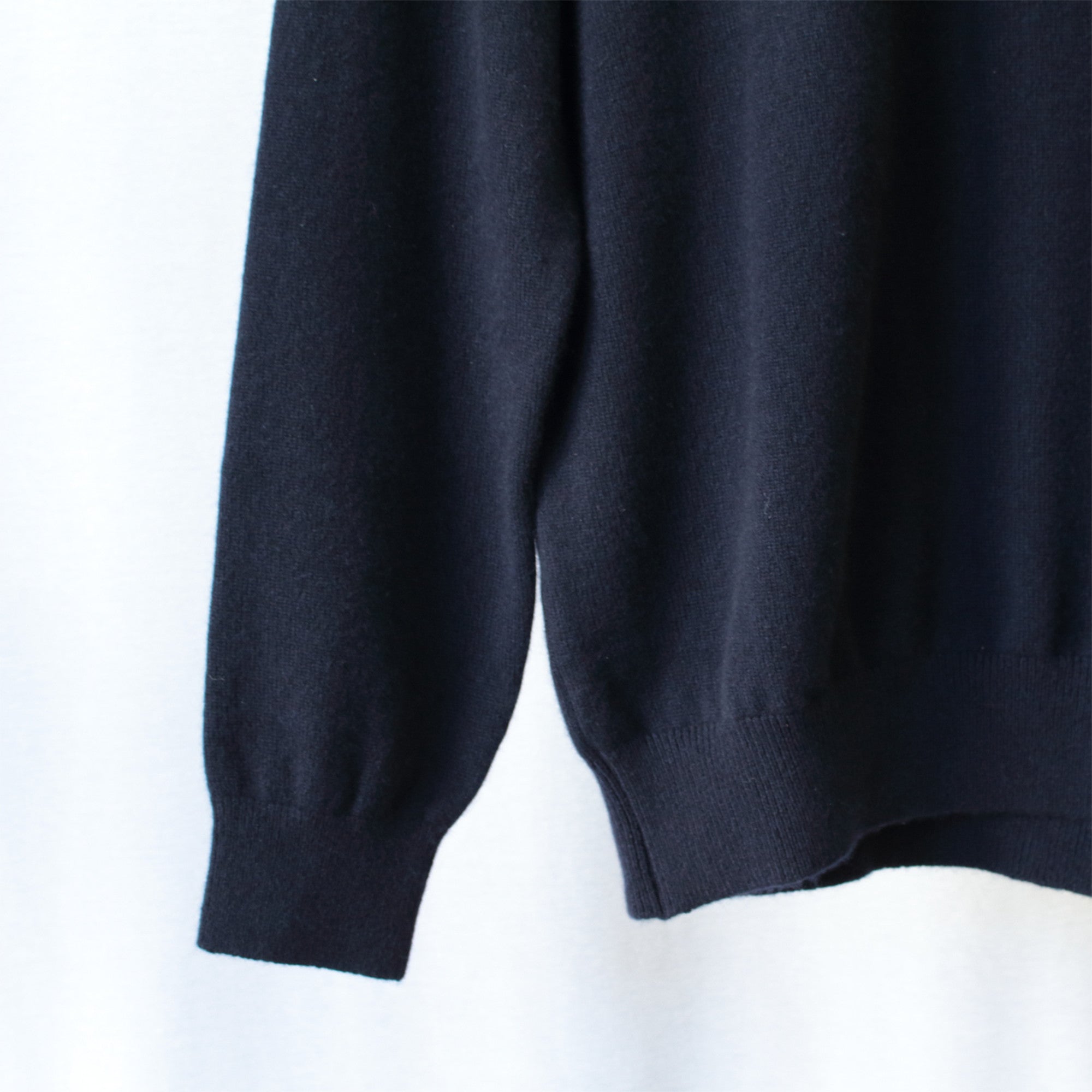 希少なベビーカシミヤを使用したタートルネックセーター