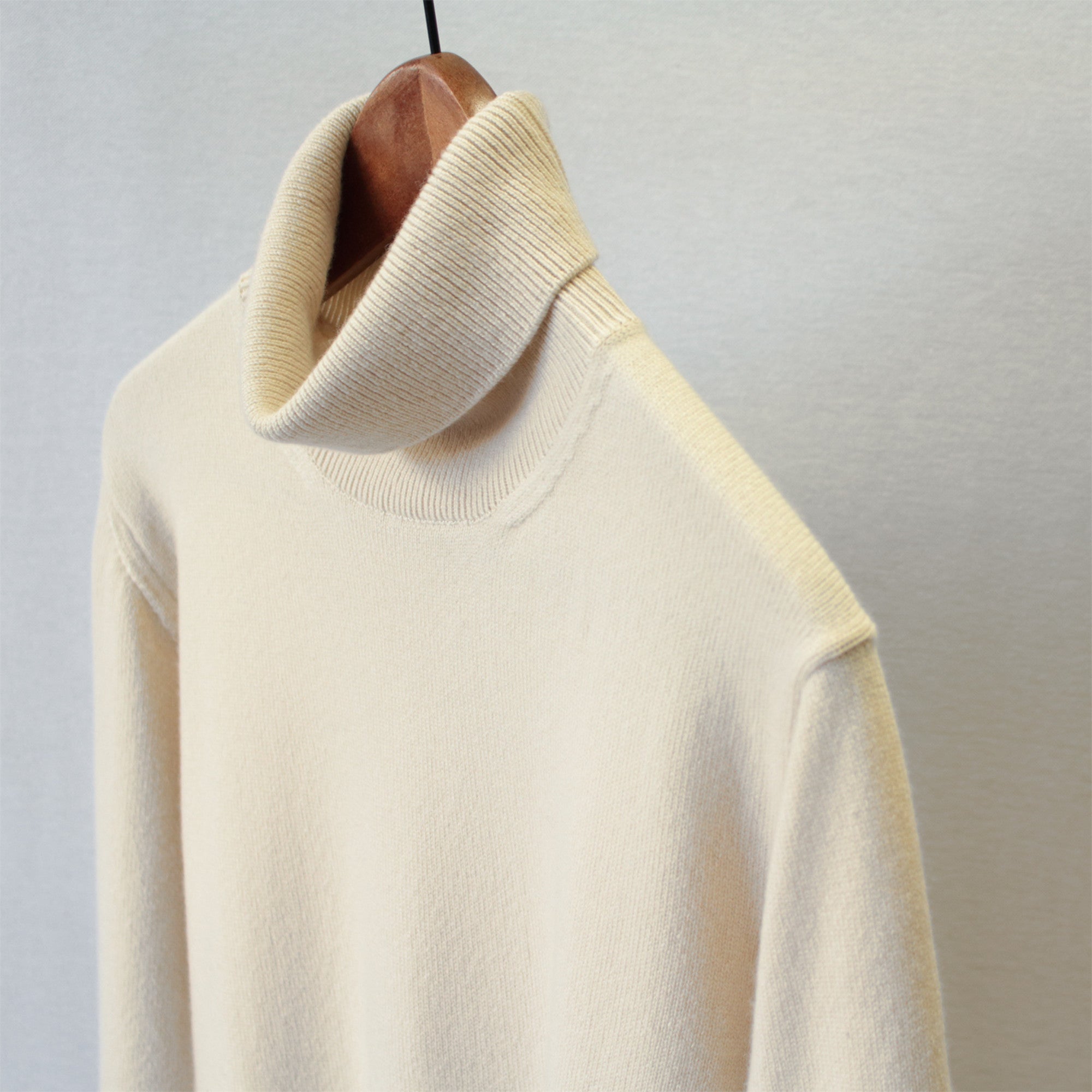 希少なベビーカシミヤを使用したタートルネックセーター