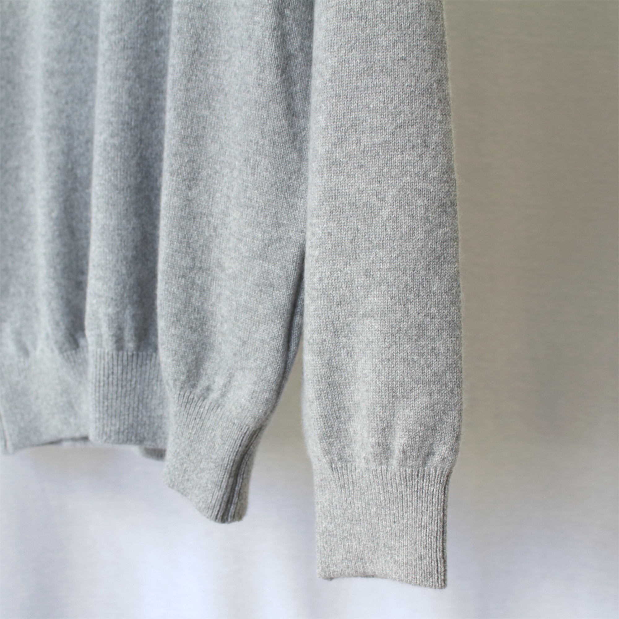 希少なベビーカシミヤを使用したクルーネックニット